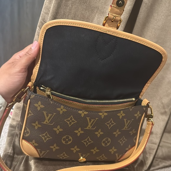 LOUIS VUITTON Diane Satchel - Picture 4 of 11